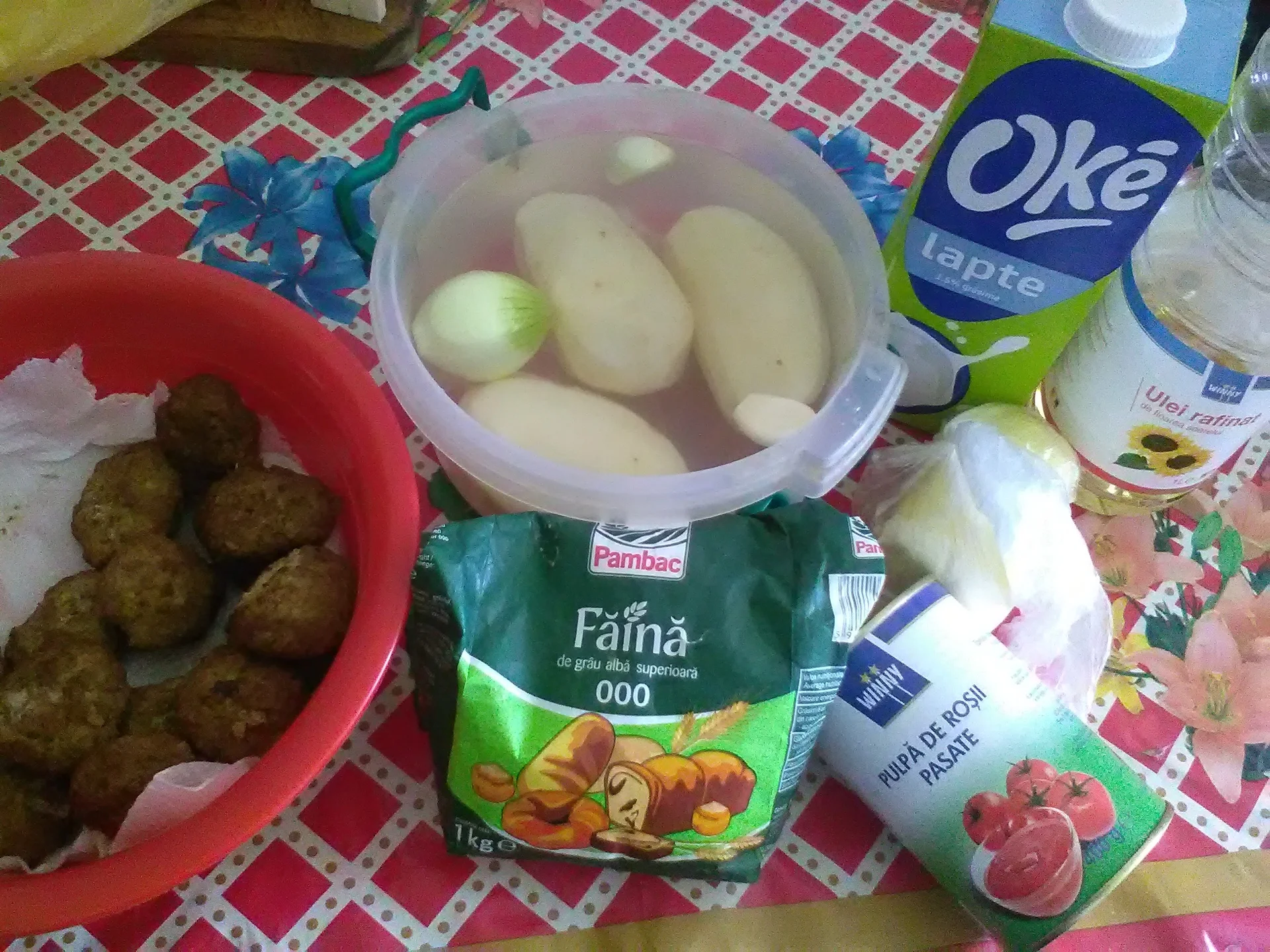 Mashed potatoes with meatballs and pickled sauce