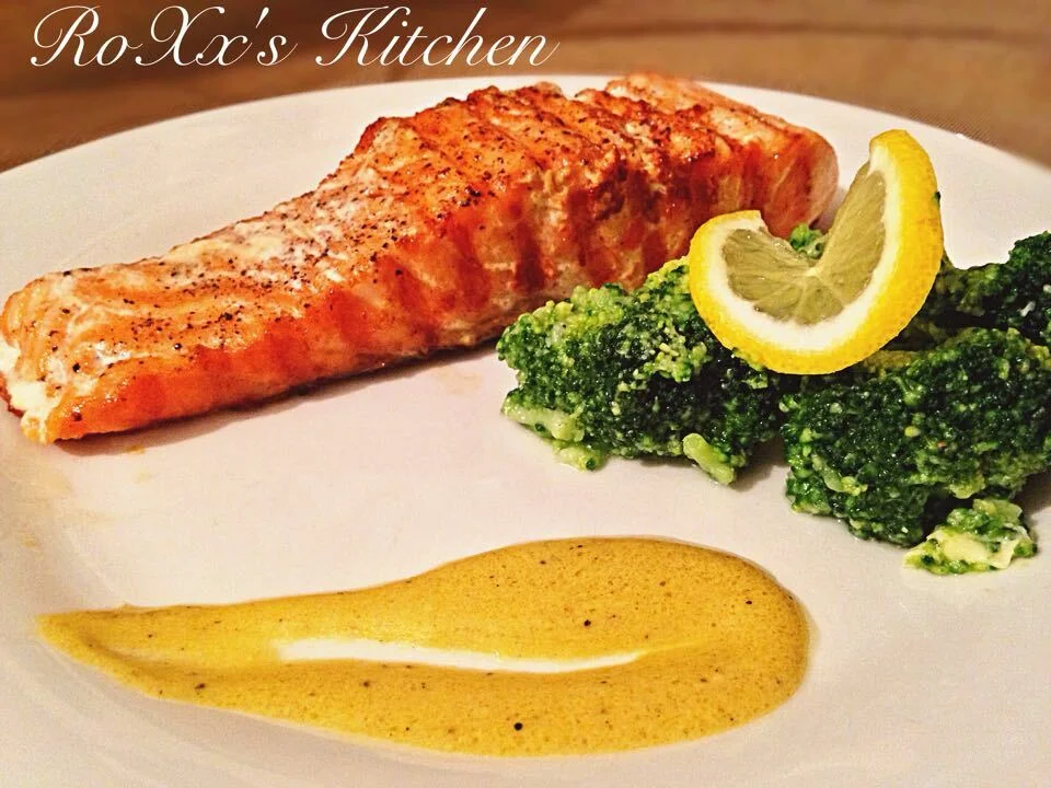 Grilled salmon with broccoli