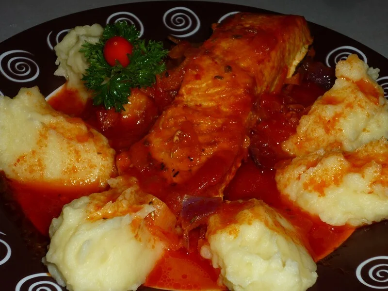 Salmon in tomato sauce