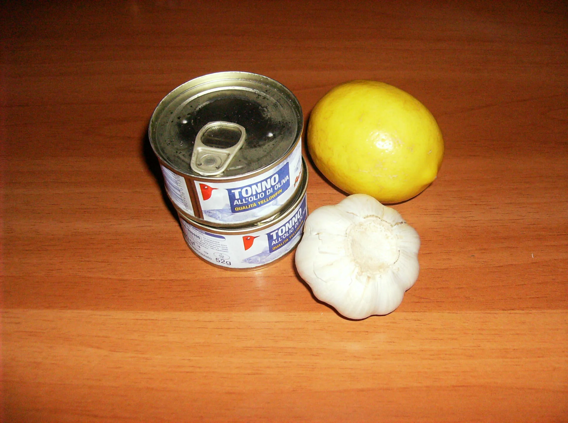 Tuna salad with garlic and oregano toast