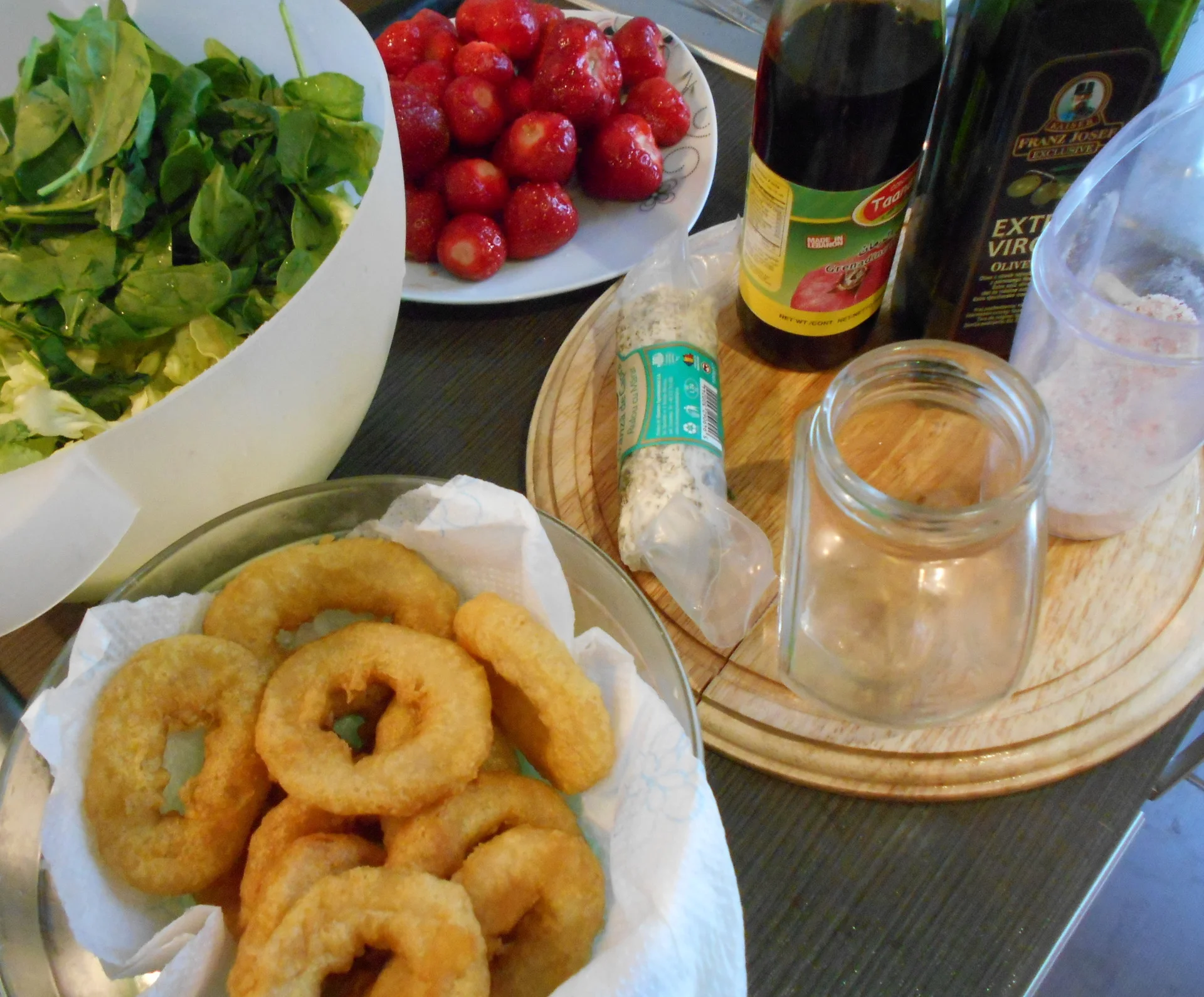 Salad with squid and strawberries