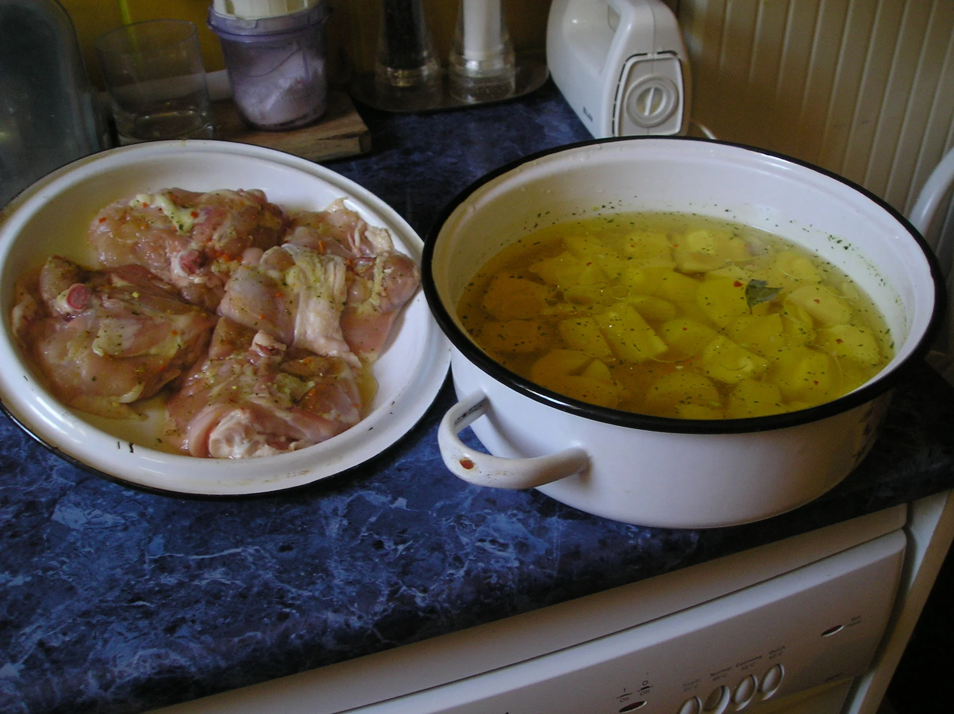 Thighs with lid and natural potatoes