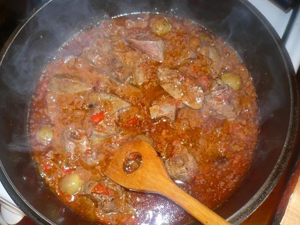 Liver with grapes in wine sauce