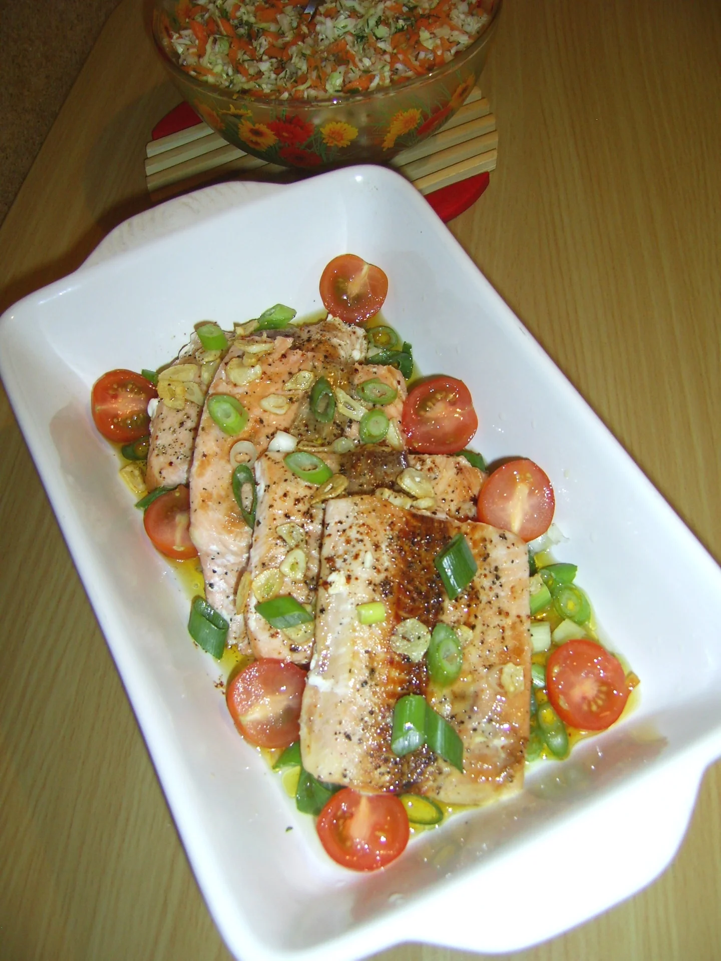 Grilled salmon with garlic