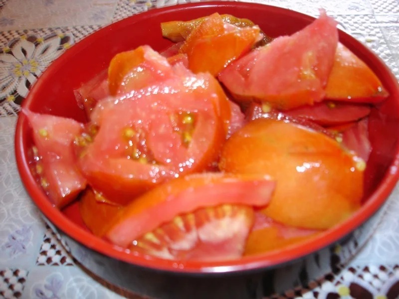 Garden tomato salad