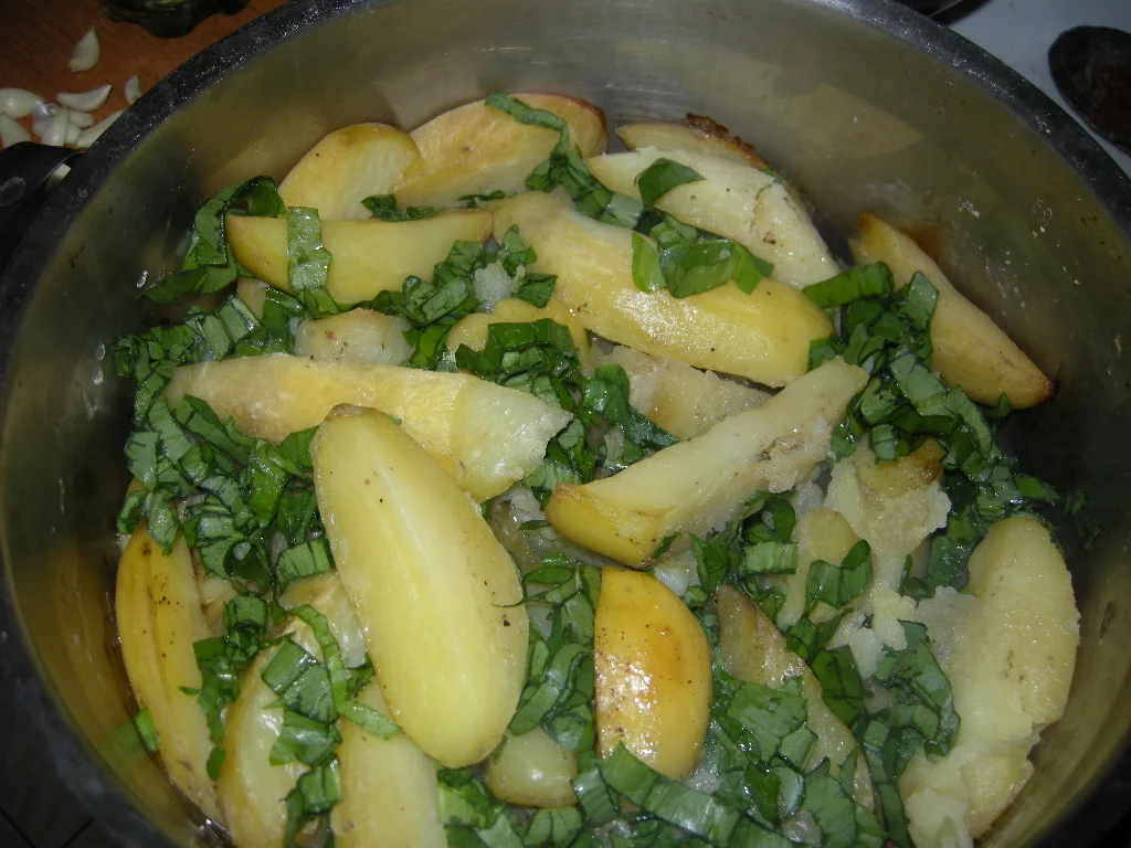Oven-baked potatoes with wild garlic