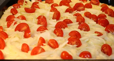 Focaccia with onions and tomatoes (vegan)