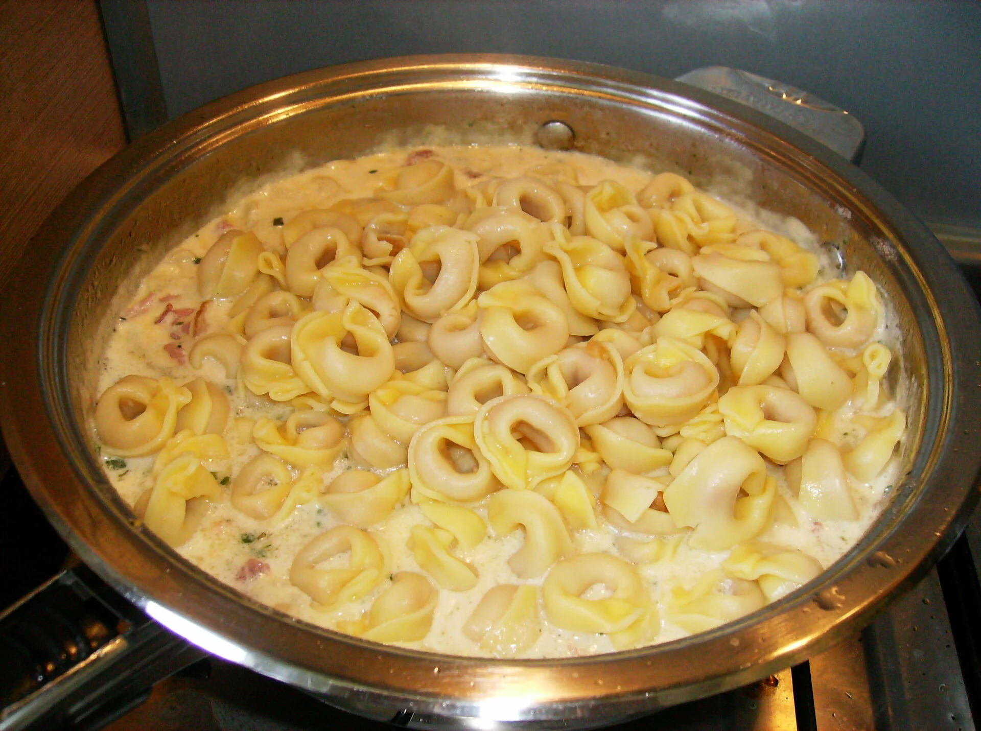 Tortellini with cheese, ham, and sour cream sauce