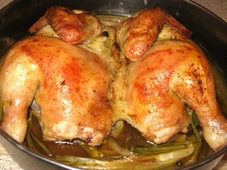 Chicken in a crispy crust with tomato sauce