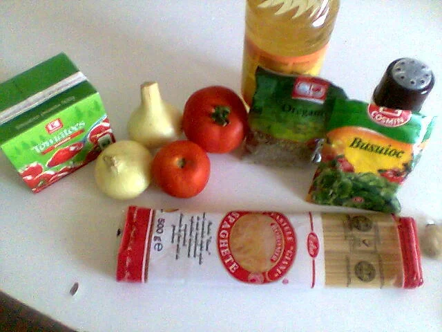 Spaghetti with spicy tomato sauce