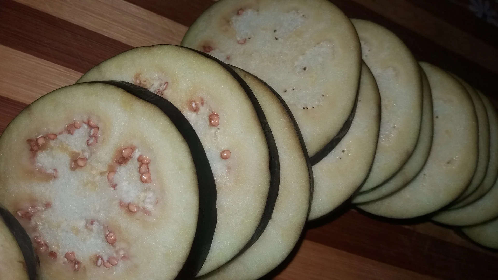 Breaded eggplants with garlic sauce
