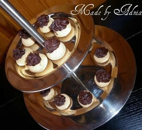 Luxury cookies with cocoa cream