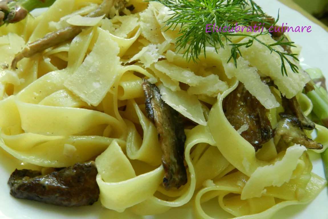 Tagliatelle with porcini mushrooms and asparagus