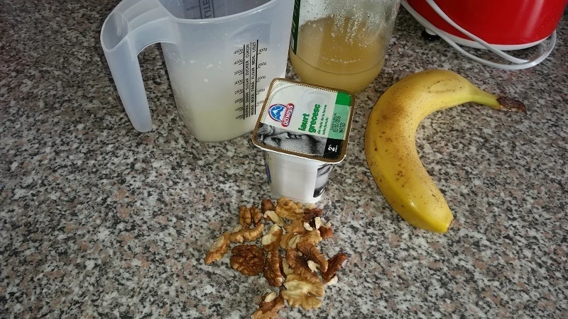 Banana and walnut smoothie