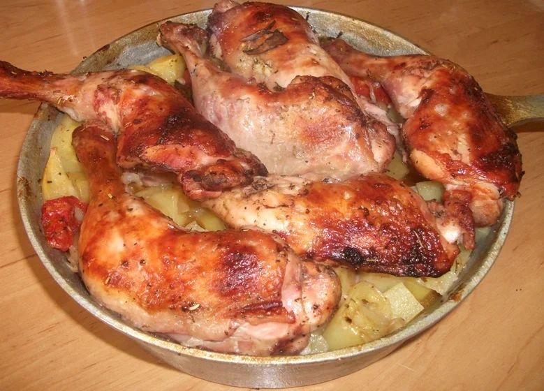 Marinated chicken thighs on a bed of vegetables (by medi)