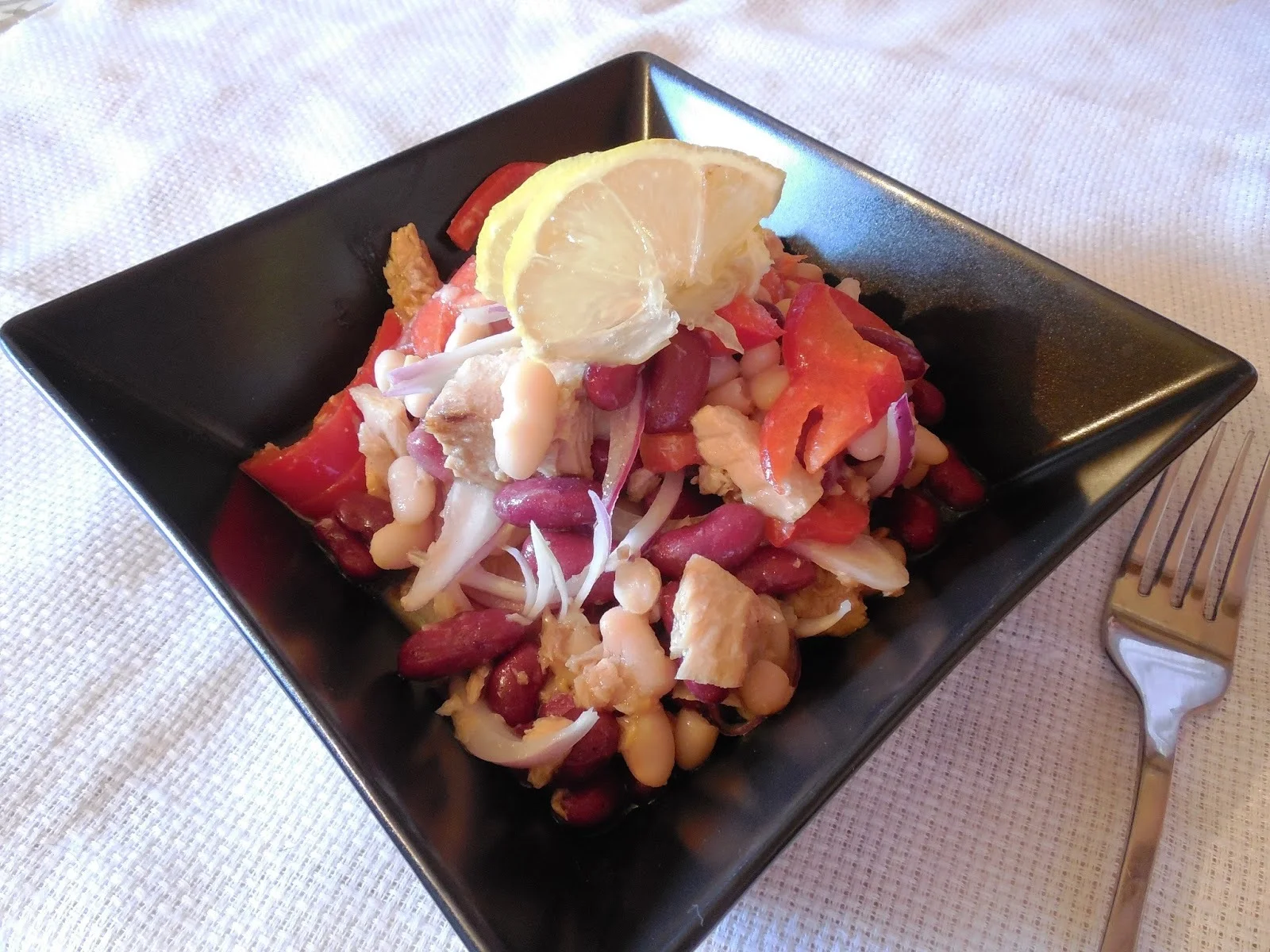 Tuna salad with red and white beans