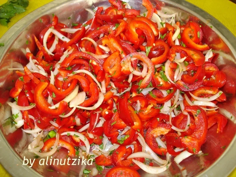 Pickled bell peppers with onion, in Pikant fix
