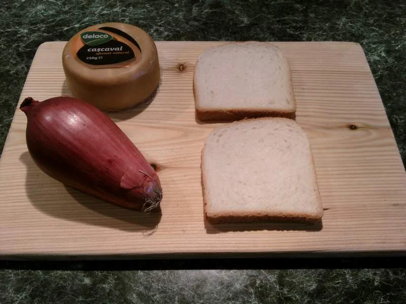 Sandwich with Delaco cheese and onion