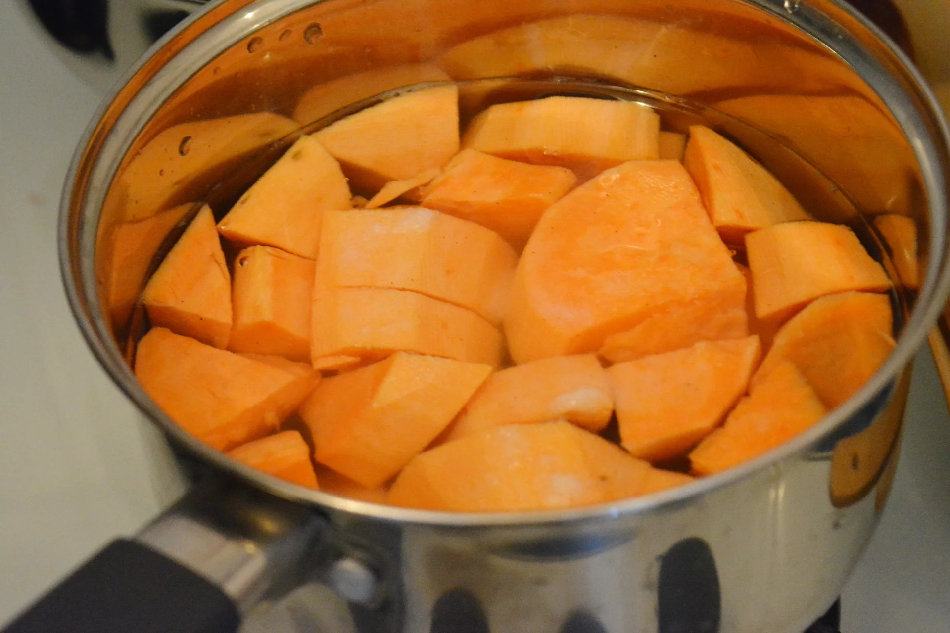 Homemade gnocchi with white sauce and peas