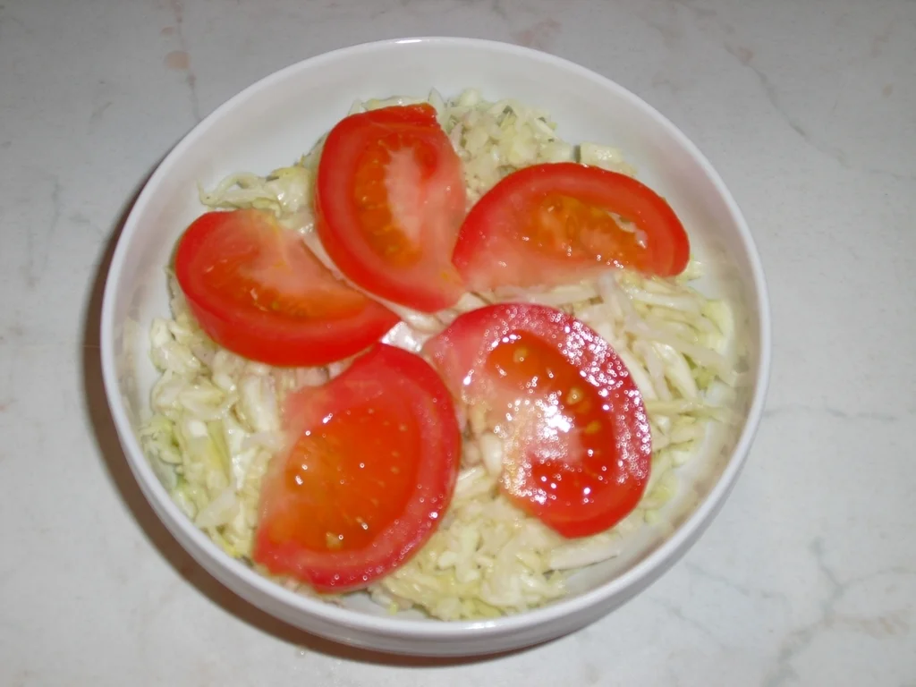 Cabbage salad with tomatoes