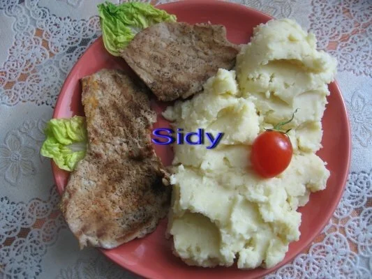 Grilled meat with mashed potatoes and garlic sauce