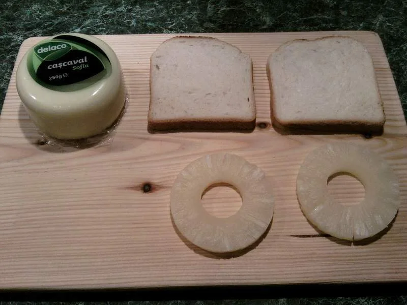 Sandwich with Delaco cheese and pineapple