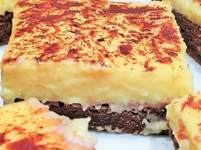 Chocolate cake with vanilla cream and chocolate flakes