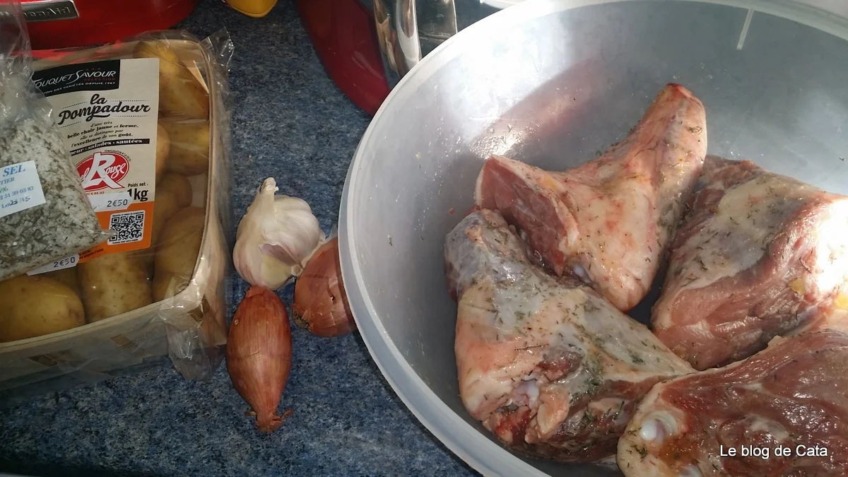 Oven-baked lamb leg with honey and thyme