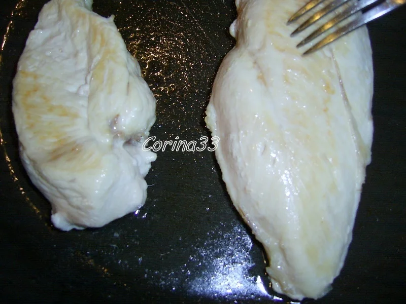 Chicken with green beans and sour cream sauce