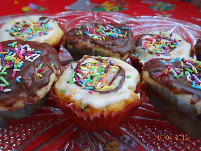 Muffins with cheese and raisins