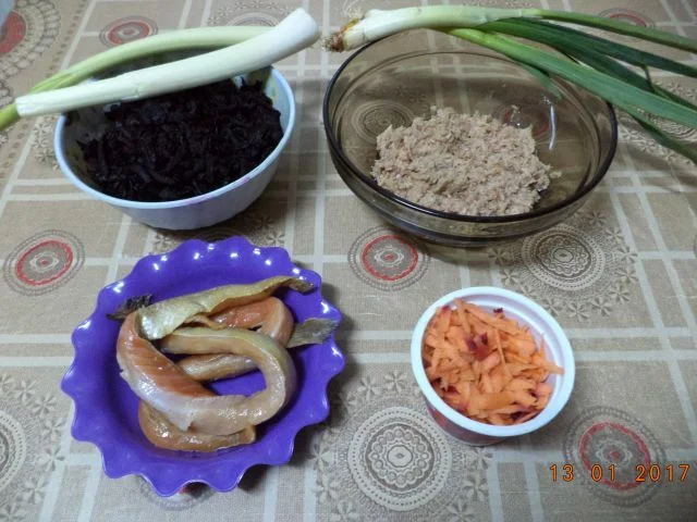 Fish salad with peanuts and kiwi a la Diana