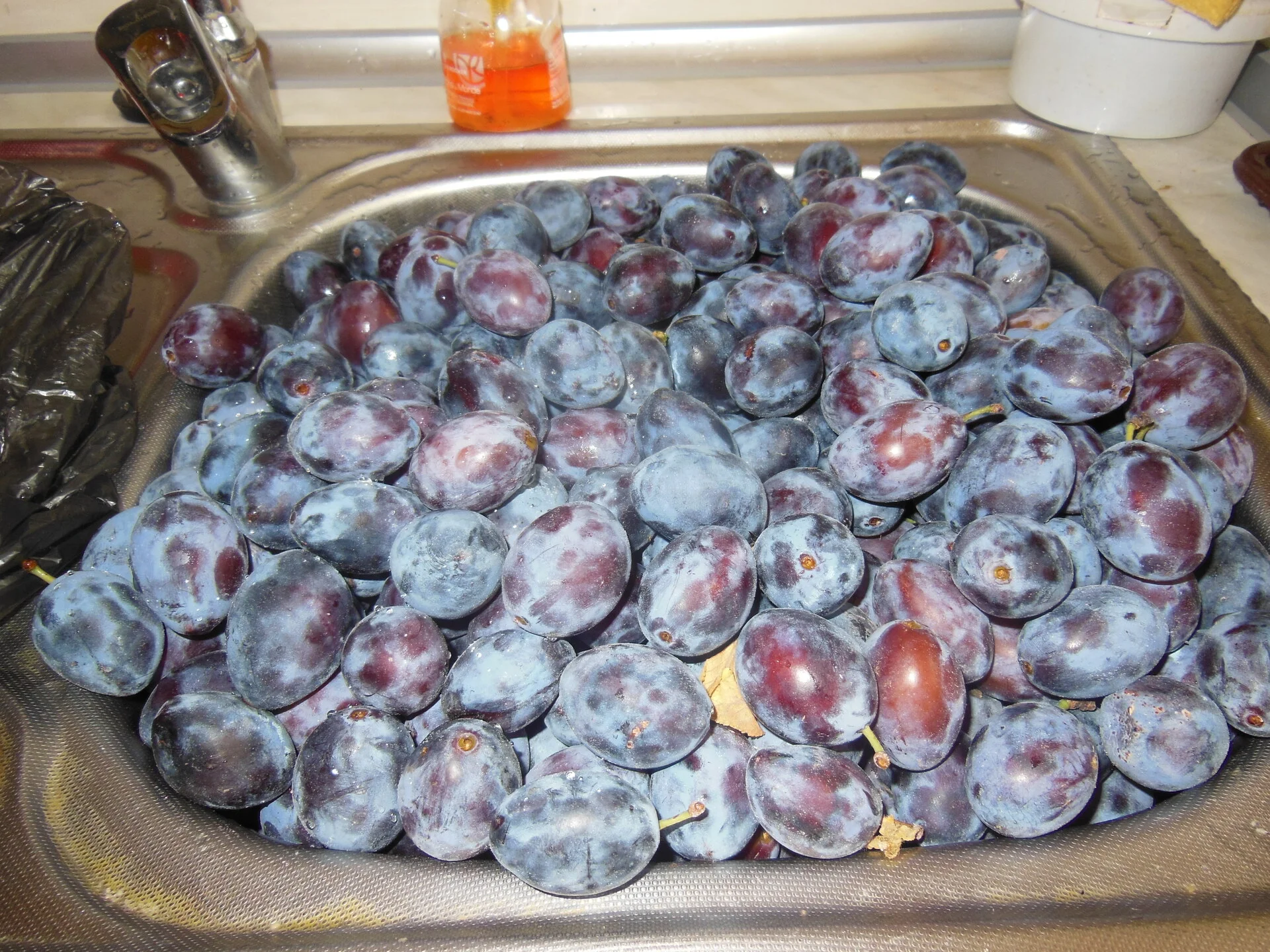 Plum jam with almonds