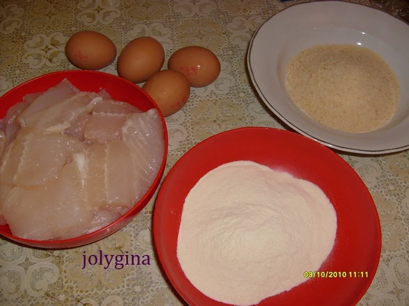 Baked breaded pangasius fillet with mashed potatoes and tomato sauce