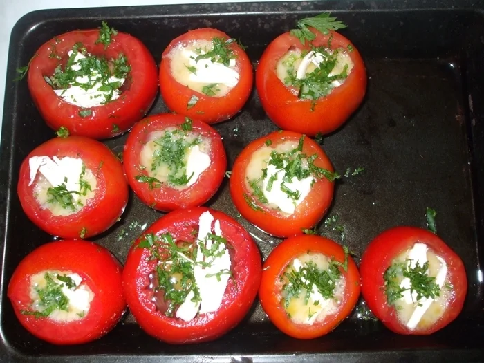 Stuffed tomatoes with eggs