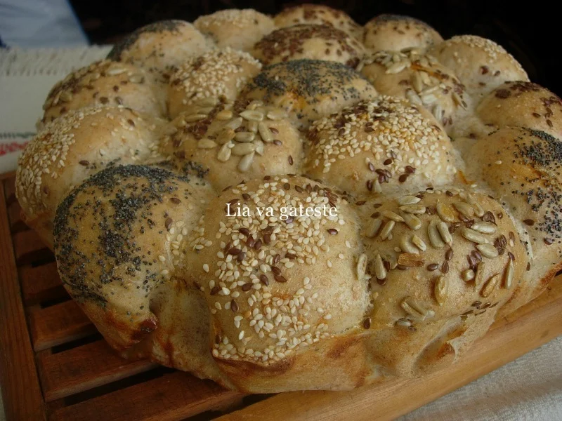 Flower bread with bran and seeds