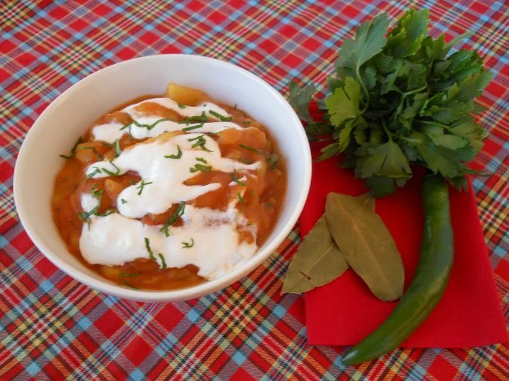 Potato dish with peas and sour cream