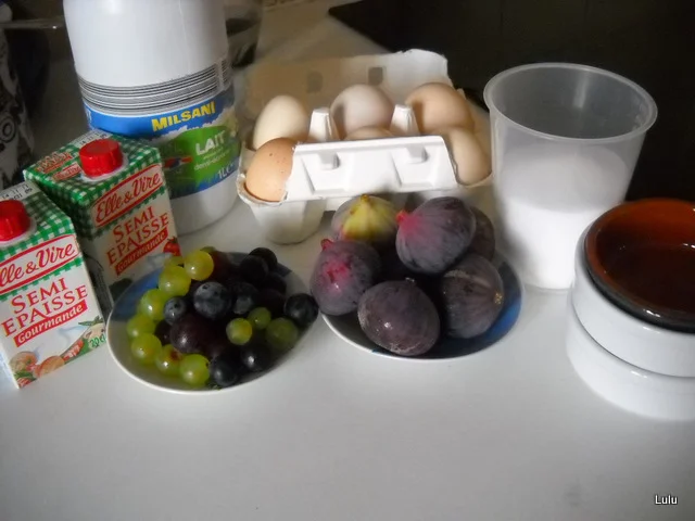 Crème brûlée with figs and grapes