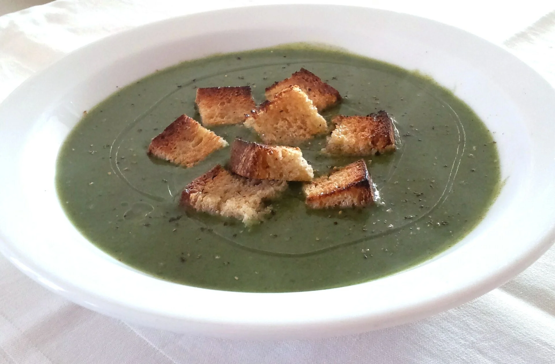 Spinach cream soup with potatoes. (vegan)