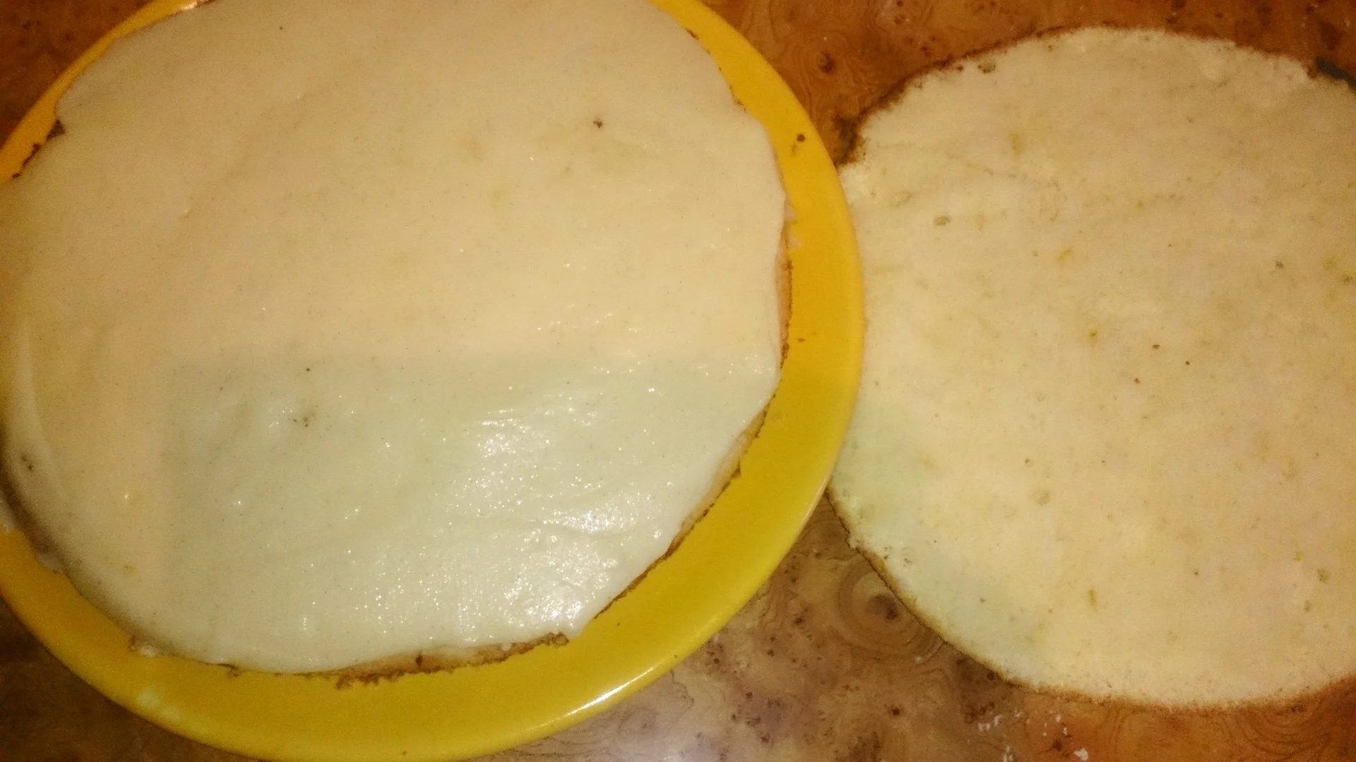 Cake with caramelized bananas