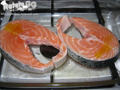 Oven-baked salmon with lemon and basil