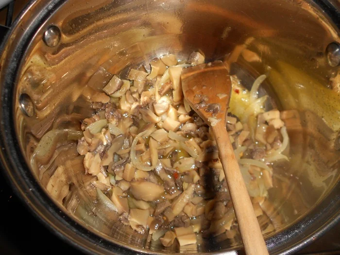 Spaghetti with tuna and mushrooms