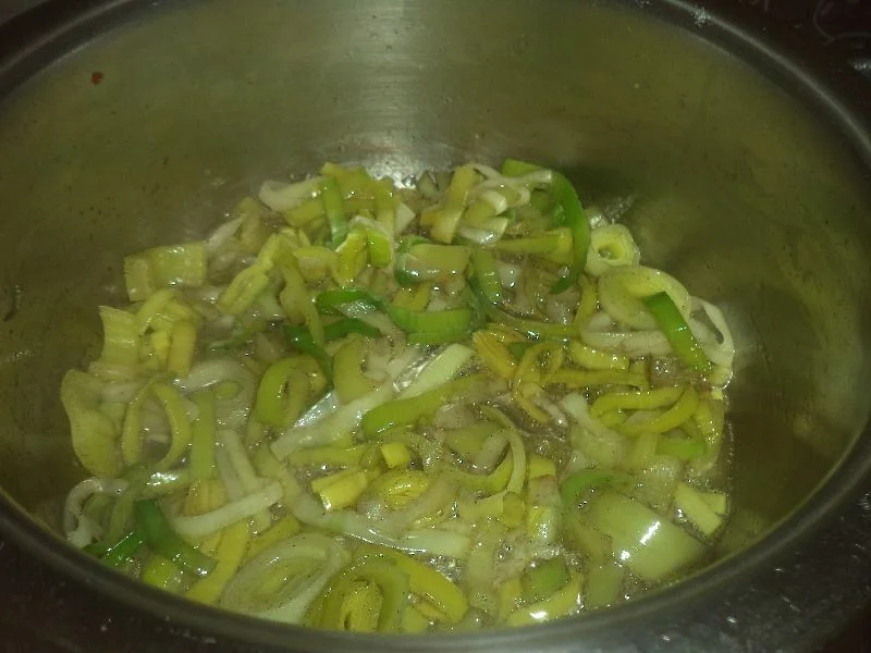 Red beans pre-cooked in tomato sauce