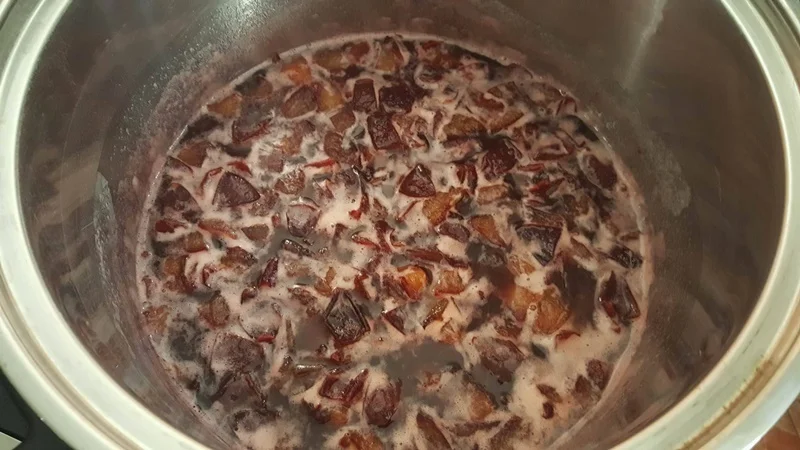 Plum jam with green sugar