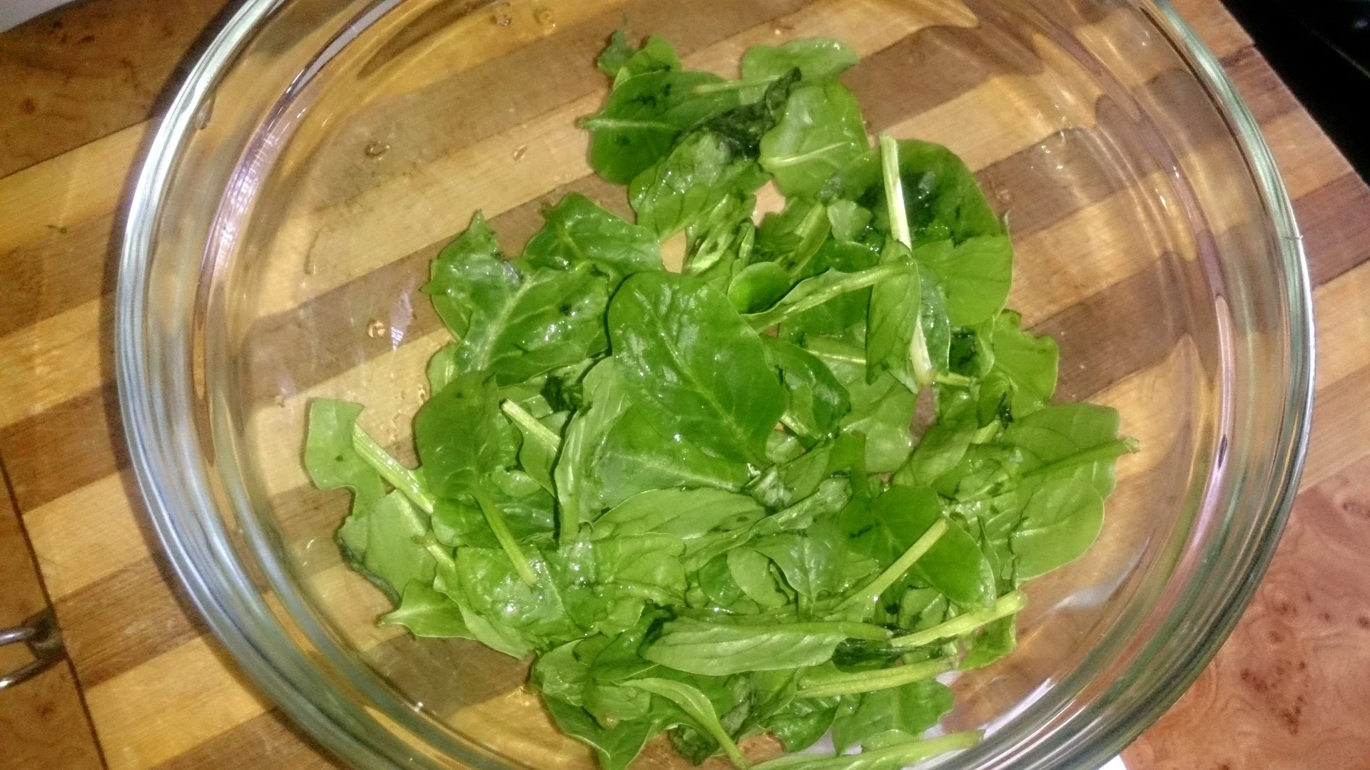 Spinach salad with oranges and pistachios