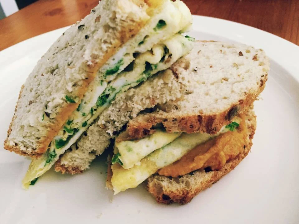 Spicy sandwich with parsley and chives omelette