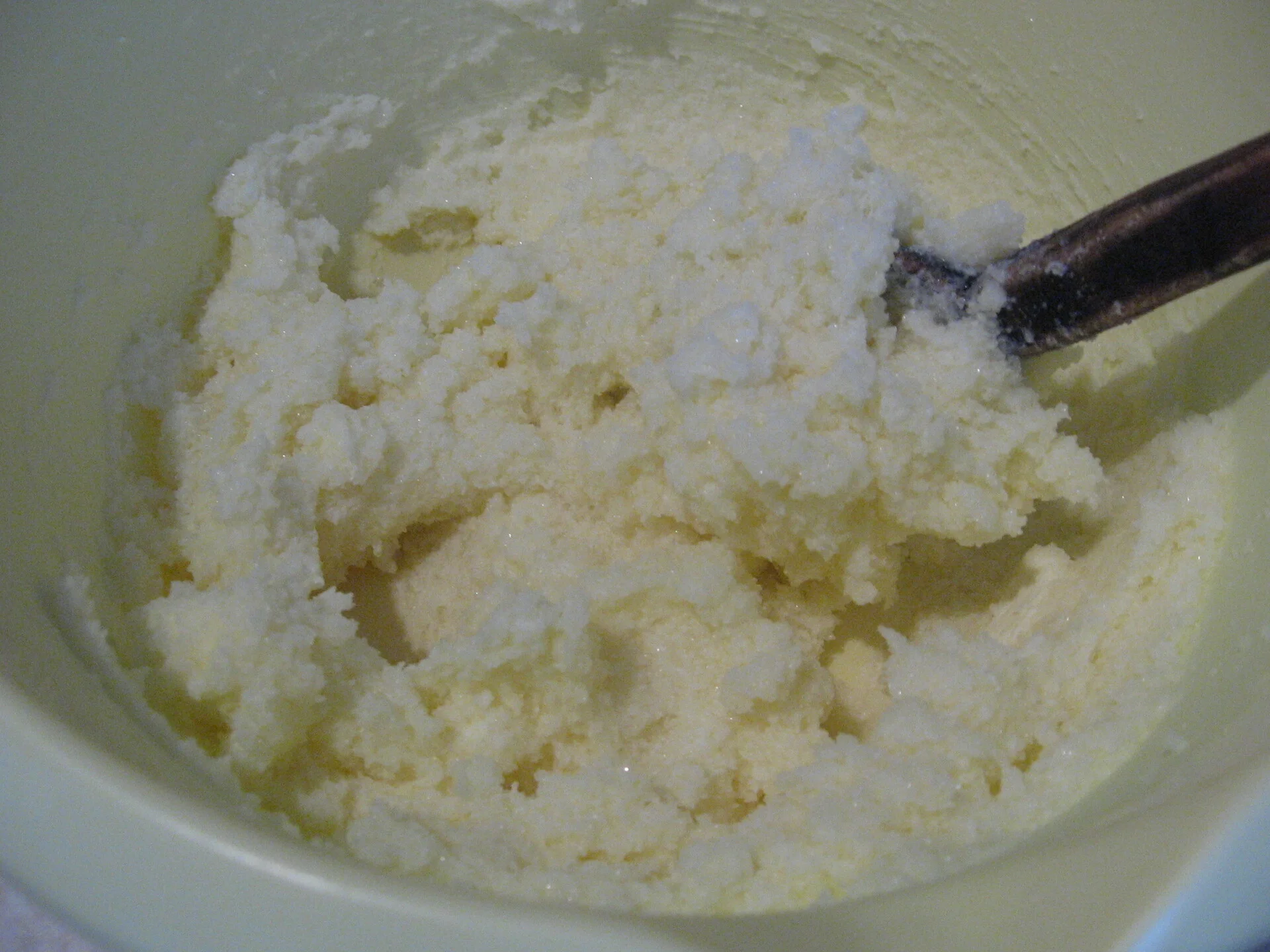 Cake with flaky layers and apples