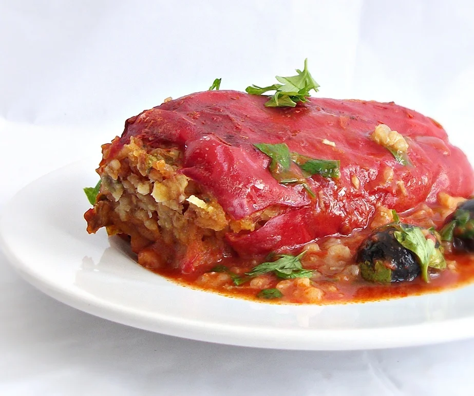 Bell pepper stuffed with mushrooms and rice in a tomato sauce with wine and garlic