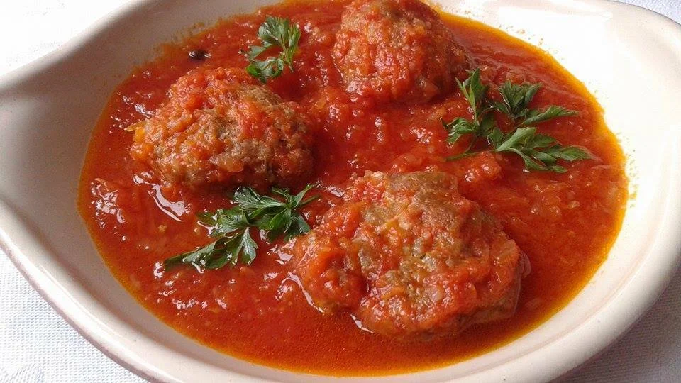 Meatballs in tomato sauce with vegetables
