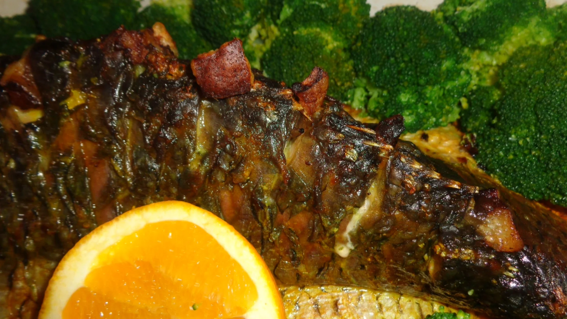 Crab with oranges and broccoli