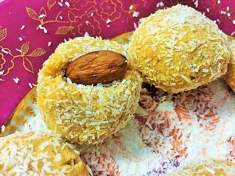 Coconut, honey, and almond cookies